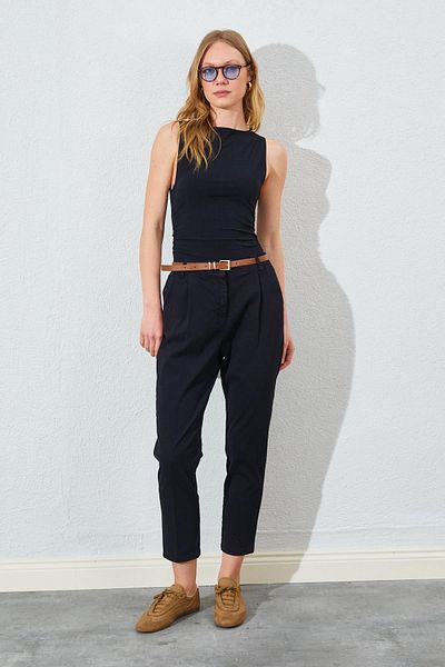 TENA Pantaloni de damă din gabardină cu buzunare laterale negre, cu picior de morcov, cu curea din piele