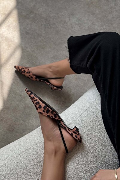 NİŞANTAŞI SHOES Arty leopardí saténové gumové detaily se špičatou špičkou na krátkém podpatku dámské baleríny