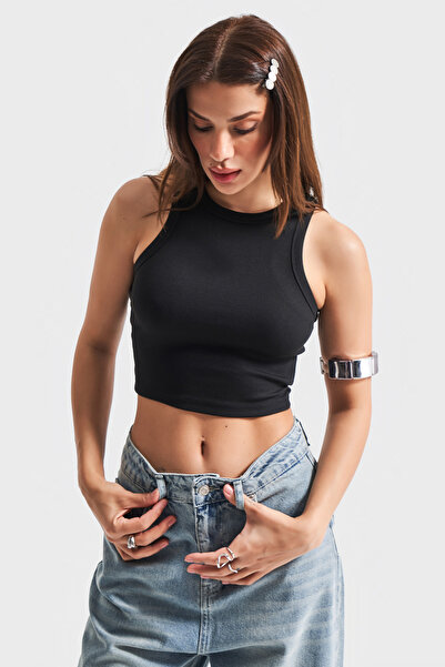 its basic Damski czarny top halter z cienkim dopasowanym dekoltem typu crop top