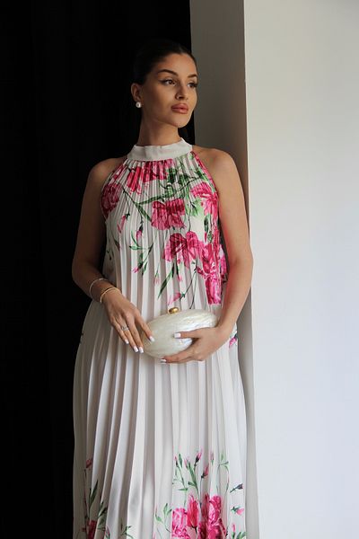 Julidress Λευκό σατέν φόρεμα με πλισέ λαιμόκοψη με ροζ στάμπα