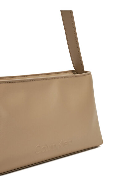 Calvin Klein Kadın Ayarlanabilir Omuz Askılı Marka Logo Baskılı Deri Ekru Omuz Çantası K60K612550-W75