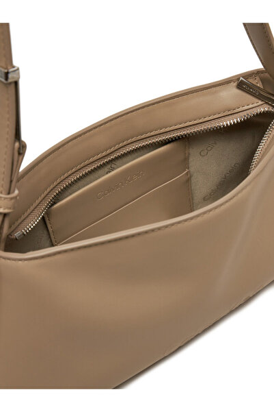 Calvin Klein Kadın Ayarlanabilir Omuz Askılı Marka Logo Baskılı Deri Ekru Omuz Çantası K60K612550-W75