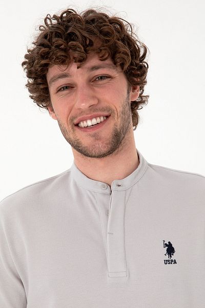 U.S. Polo Assn. Ανδρικό μπλουζάκι με κανονική εφαρμογή Judge Collar ανοιχτό γκρι 50299835-VR001