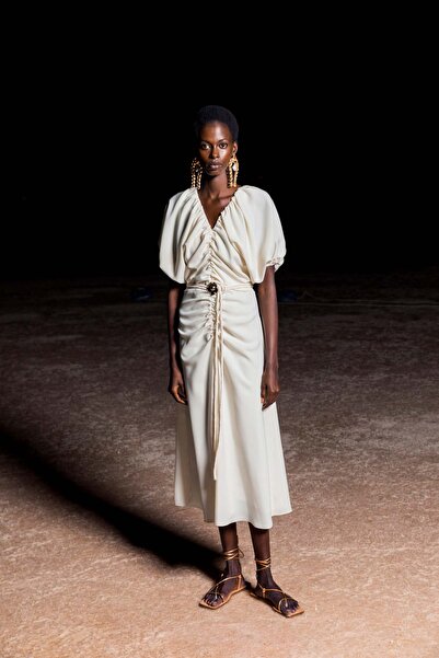 KAMEYA Yakası Büzgülü Kemerli Krem Elbise