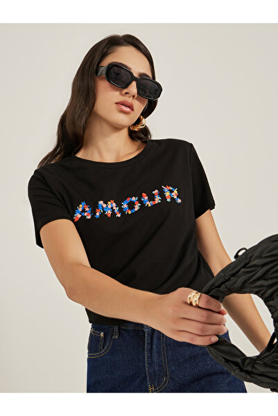 Styli تي شيرت برقبة دائرية وشعار مطرز