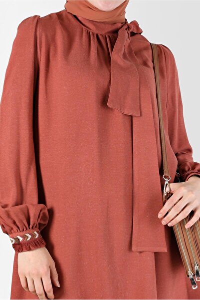 Alvina MANŞETLERİ İŞLEMELİ VE PÜSKÜLLÜ FİYONK DETAYLI TUNİK 42376