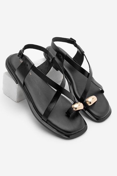Marjin Schwarze Damenbekleidung, schwarze Freizeitsandale aus echtem Leder mit Flip-Flop-Schnalle