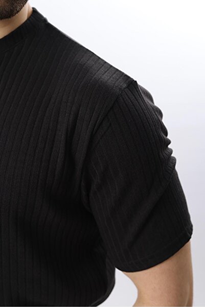 Madmext Ανδρικό μπλουζάκι με μαύρη υφή με λαιμόκοψη E7122