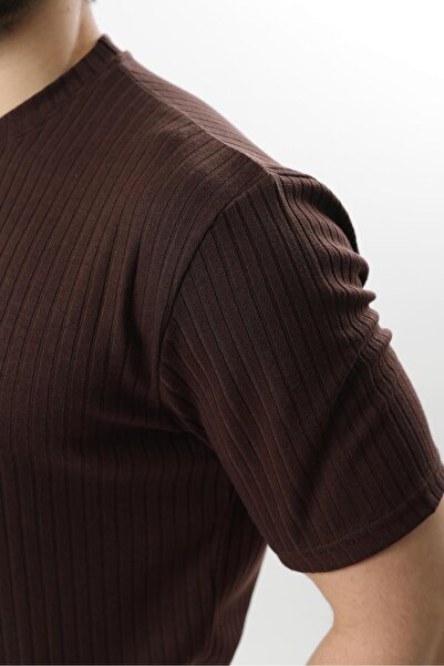 Madmext Ανδρικό μπλουζάκι με λαιμόκοψη σε καφέ υφή E7122