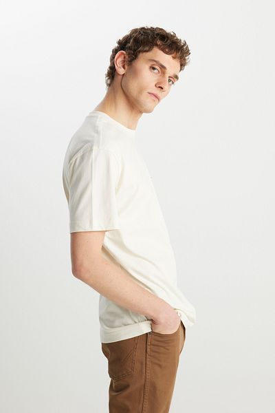 WRANGLER Μπλουζάκι από 100% βαμβάκι με χαλαρή εφαρμογή με φαρδιά κοπή με λαιμόκοψη με λογότυπο σε ανοιχτό λευκό χρώμα