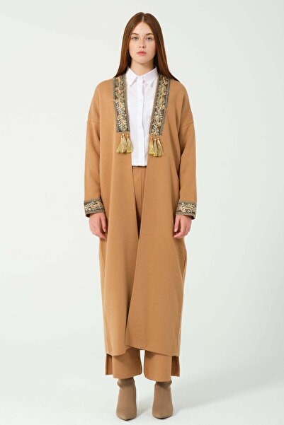 Hatun Atila HatunAtila dugi pleteni kardigan sa šljokicama i svetlucavim mate...