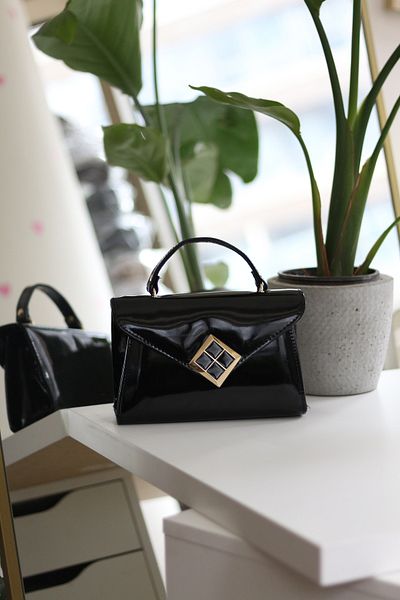 Moom Bag Geantă de rochie de seară cu textura din piele neagră pentru femei, pătrată neagră, cu detalii de accesorii aurii