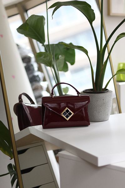 Moom Bag Geantă de rochie de seară pentru femei, din piele lacuită, neagră, pătrată, cu detalii de accesorii