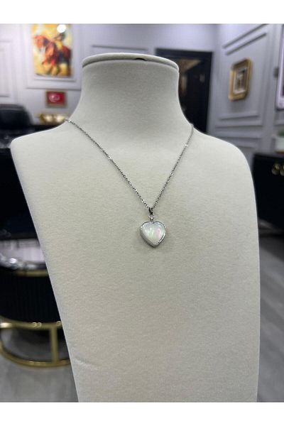 Store قلادة قلب بيضاء مع سلسلة فولاذية