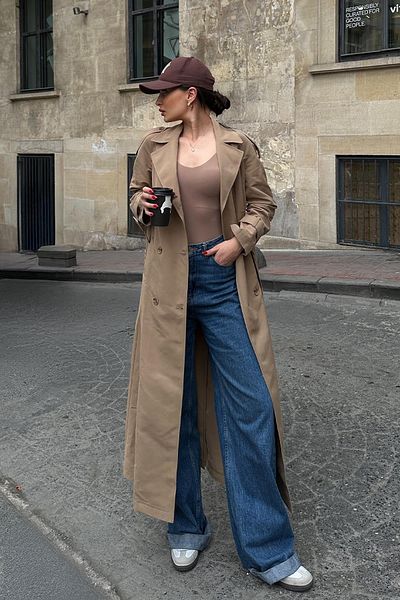 Olcay Langer, ungefütterter Trenchcoat mit Raglanärmeln und Cape-Detail KAMEL 6701