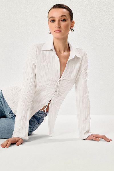 Trendyol Collection Weißes, strukturiertes, vorne gebundenes, gewebtes Hemd TWOSS25GO00012