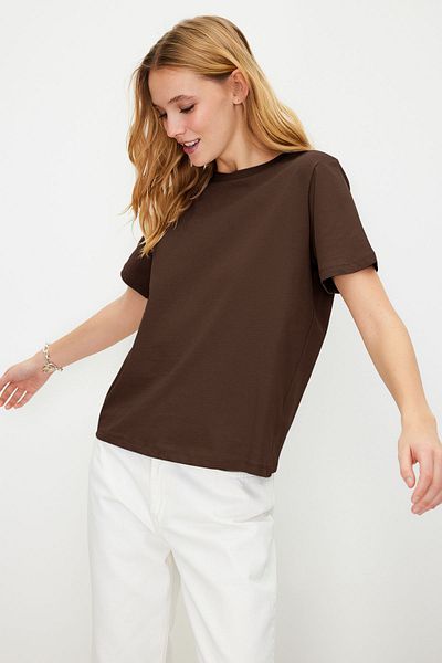 Trendyol Collection Кафява трикотажна тениска с кръгло деколте от 100% памук TWOSS23TS00000