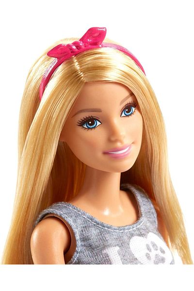 Barbie دمية مع جرو وأرنب و7 قطع ذات طابع خاص