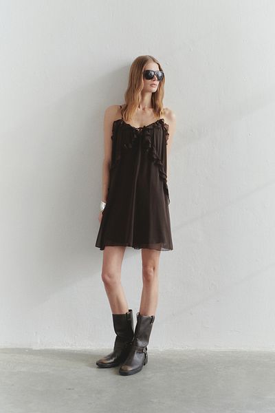 Trendyol Collection Ограничено издание Кафява мини тъкана рокля с волани Twoss25El00516