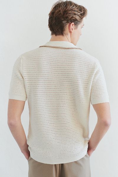 Trendyol Collection Ecrufarbenes, strukturiertes Strick-T-Shirt mit Polokragen – TMNSS25PO00027