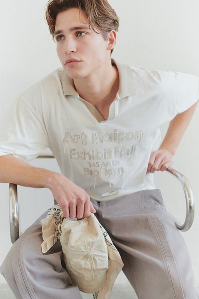Trendyol Collection Limited Edition Ecru Oversize/Wide Cut T-Shirt mit speziell besticktem Polokragen TMNSS25PO00030