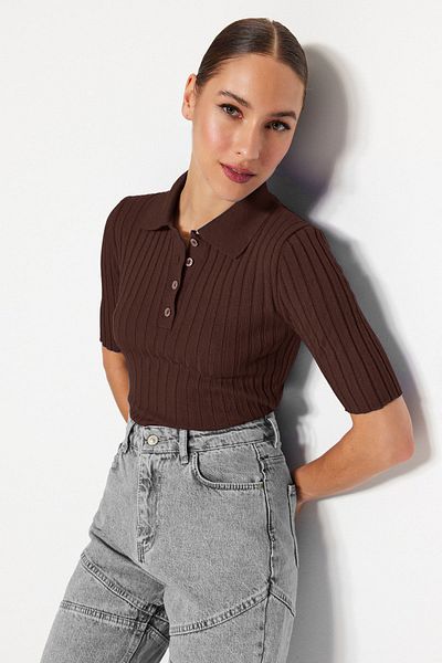 Trendyol Collection Braunes Basic-Polo – T-Shirt mit Kragen – Look-Strickwaren – dünne Bluse