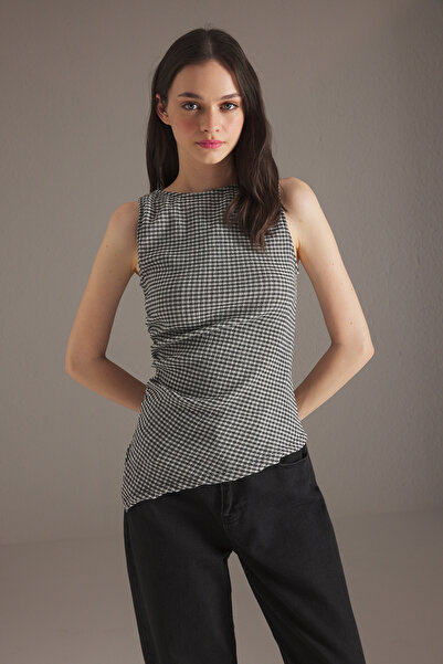 Trendyol Collection Μπλούζα σε μαύρο τετράγωνο σώμα με ελαστικό ύφασμα - TWOS...