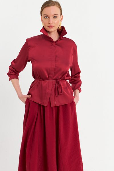 Cool & Modest Cămașă din satin cu talie bordeaux pentru femei MMRS4212