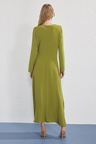Trendyol Modest Χακί χρυσή καρφίτσα Λεπτομερές υφαντό φόρεμα Aerobin TCTSS25EB00138
