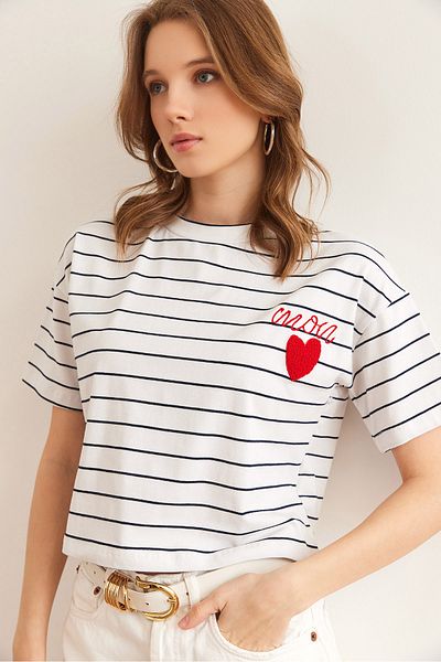 Olalook Γυναικείο T-Shirt με λεπτομέρεια με ριγέ λευκή καρδιά TSH- 19000856