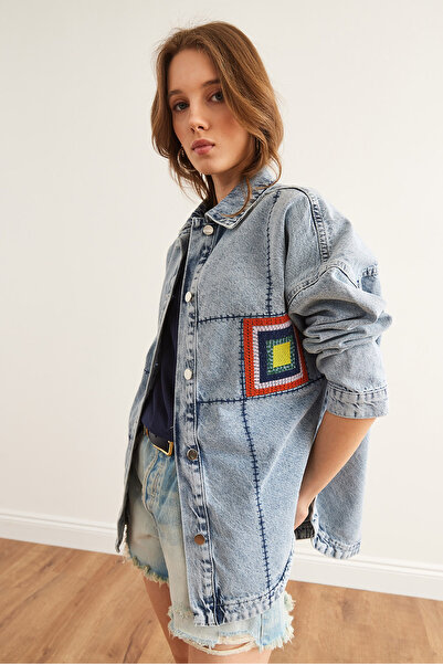 Olalook Kadın Mavi Dikiş ve Pul Detaylı Oversize Denim Ceket CKT-19000434
