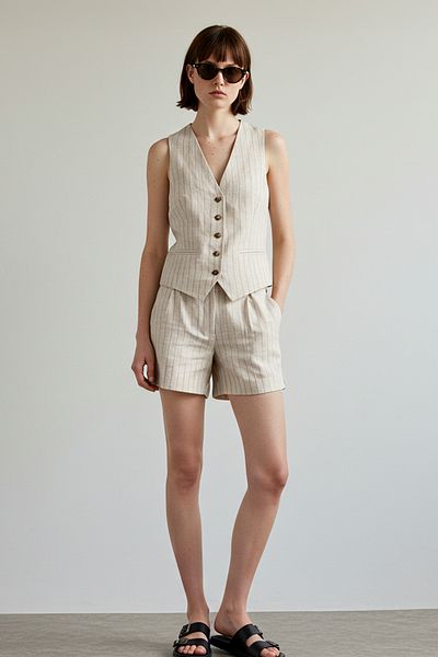 Trendyol Collection Beigefarbene, gestreifte, knielange, gewebte Shorts und Bermudas in Leinenoptik mit elastischem Bund hinten TWOSS25SR00022