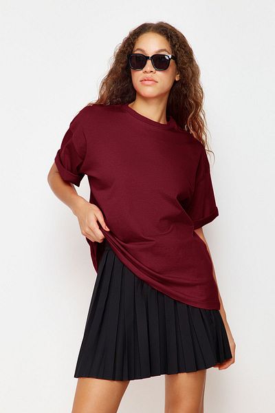 Trendyol Collection Burgunderrotes Premium-T-Shirt aus 100 % Baumwolle in Übergröße/weiter Passform mit Rundhalsausschnitt TWOSS23TS00040