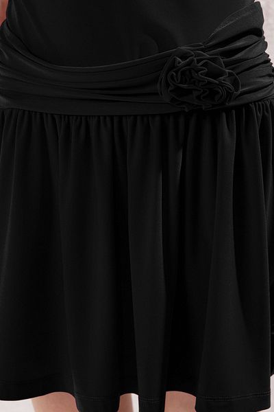 Trendyol Collection Dehnbares, gestricktes Minikleid – schwarzes Rosenzubehör, tief ausgeschnittener Rücken, Nullärmel – TWOSS25EL00690