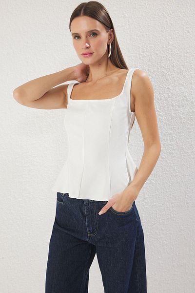 Trendyol Collection Weiße, taillierte, gewebte Bluse mit quadratischem Ausschnitt und Schößchen TWOSS25BZ00497