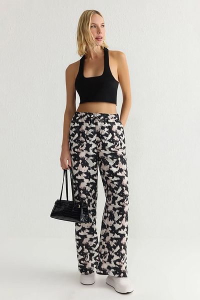Trendyol Collection Schwarze Hose mit weitem Bein und Batikmuster – elastische Taille TWOSS25PL00005
