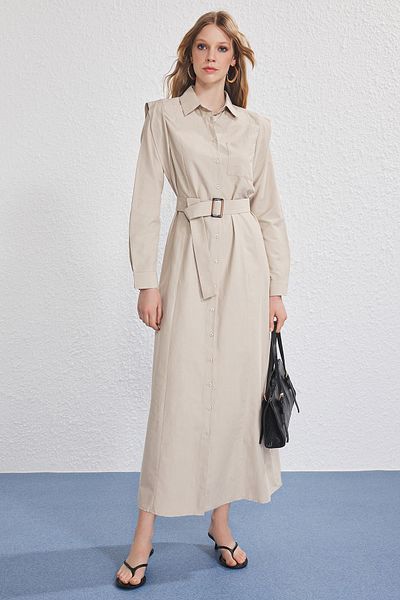Trendyol Modest Beigefarbenes Kleid aus gewebter Frottee mit Gürtelschnalle und detailliertem Detail TCTSS25EB00134