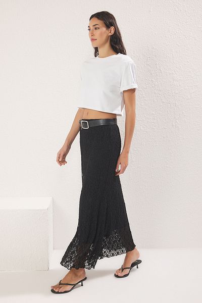 Trendyol Collection Schwarzer Midi-Rock mit Skater-Spitze und dehnbarem Strick TWOSS25ET00149