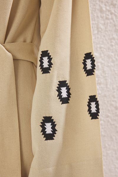 Trendyol Modest Beigefarbenes, gewebtes Kleid-Kaftan mit bestickten Ärmeln aus Leinenmischung