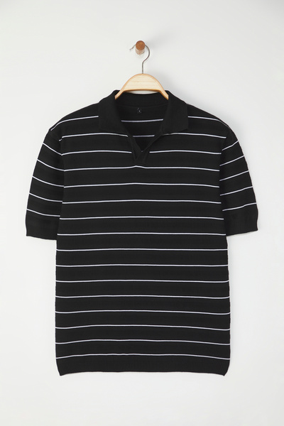 Trendyol Collection Černé tričko Regular/Normal střihu s texturou a proužkovaným polo výstřihem TMNSS25PO00044