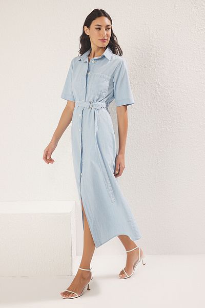 Trendyol Collection Modré midi džínové košilové šaty s páskem TWOSS25EL00748