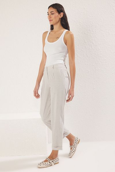 Trendyol Collection Beigefarbene Hose mit doppeltem Bein und elastischem Bund hinten TWOSS25PL00094