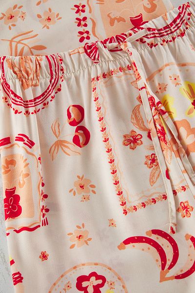 Trendyol Curve Rot-Mehrfarbiges Pyjama-Set aus Viskose mit Obst- und Blumenmuster TBBSS25AI00048