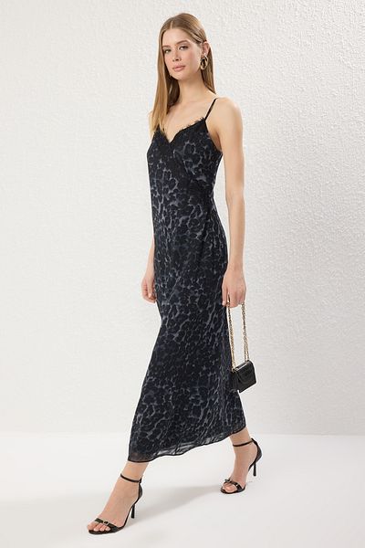Trendyol Collection Schwarzes, gewebtes Maxikleid mit geradem Schnitt und Spitze in Tierform TWOSS25EL00711