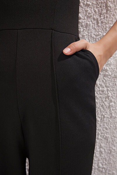 Trendyol Collection Schwarzer, entspannter, trägerloser schwarzer Overall aus Crêpe mit Taschendetail TWOSS25TU00051