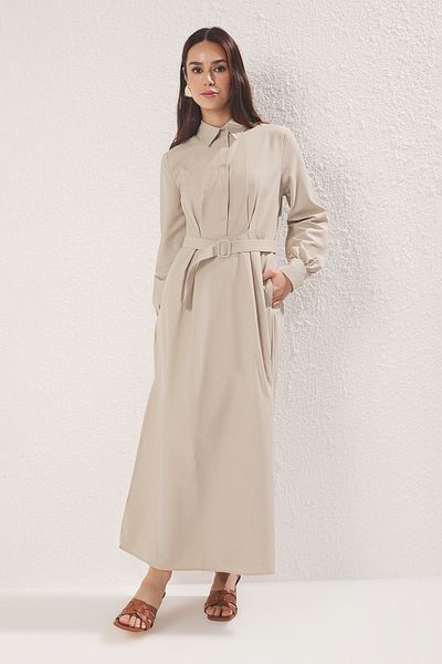 Trendyol Modest Beigefarbenes gewebtes Kleid mit Hemdkragen und Stoffgürtel TCTSS25EB00006