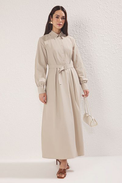 Trendyol Modest Beigefarbenes gewebtes Kleid mit Hemdkragen und Stoffgürtel TCTSS25EB00006