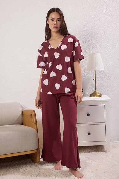 Trendyol Collection Burgunder-Mehrfarbiges Strickpyjama-Set aus 100 % Baumwolle mit Herzmuster und Schlitzdetails THMSS25PT00277