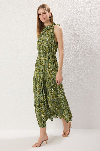 Trendyol Collection Grünes Maxi-Webkleid mit Paisley-Muster und geradem Schnitt und Volant TWOSS25EL00564