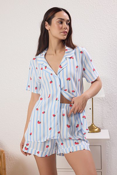 Trendyol Collection Σετ υφαντών πιτζάμες με μπλε ρίγες και σορτς βισκόζης με σχέδιο φράουλα THMSS25PT00194